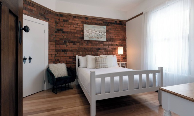 Launceston CBD Apartment | Cosy Accommodation Moments from the City with WiFi