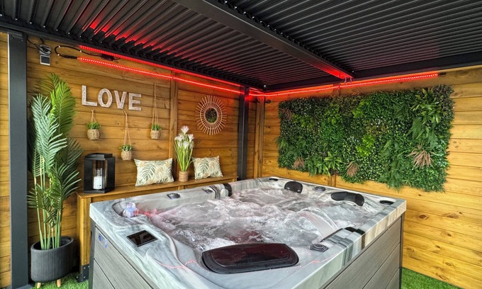 Poussan House | Cosy accommodation with private pool and jacuzzi
