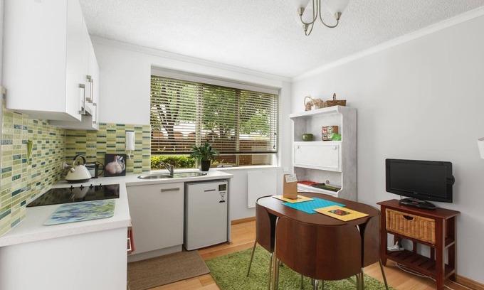 Fitzroy Apartment | Cosy and Comfortable Fitzroy Studio with Parking