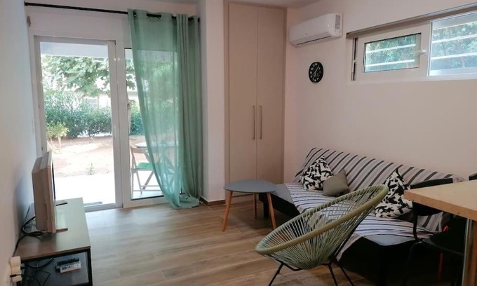Saronida Apartment | Cosy and Relax Studio by the sea, with garden