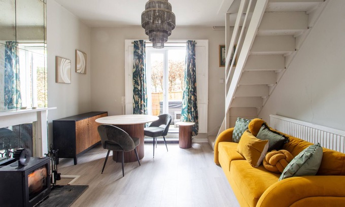 Blandford Saint Mary Ski Chalet | COSY ANNEXE - ROMANTIC ESCAPE | SLEEPS 2 | HOT TUB | BBQ | PATIO | WI-FI | LOG BURNER