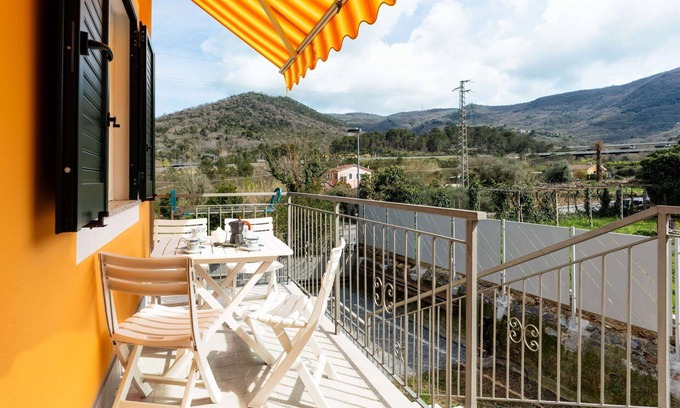 Villanova d'Albenga Apartment | Cosy apartment for 4 guests with A/C, WIFI, TV, balcony and panoramic view
