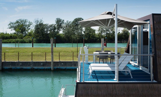 Lignano Sabbiadoro House | Cosy apartment in villa for 6 guests with pool, WIFI, A/C, TV, terrace and pets allowed