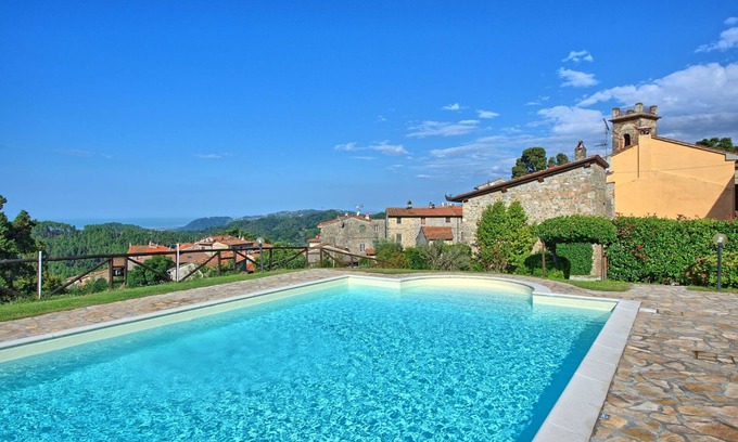 Massarosa Apartment | Cosy apartment for 4 guests with pool, WIFI and TV, close to Viareggio