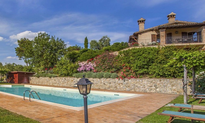 Allerona Apartment | Cosy apartment for 4 people with WIFI, pool, TV, patio and pets allowed