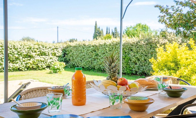La Crau Apartment | Cosy apartment for 6 people with private pool, WIFI, TV and patio