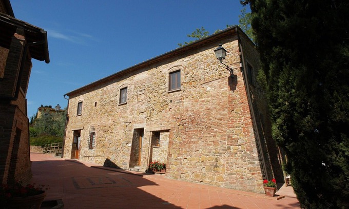 Montaione Apartment | Cosy apartment for 8 people with pool, WIFI, A/C, TV and pets allowed, close to San Gimignano