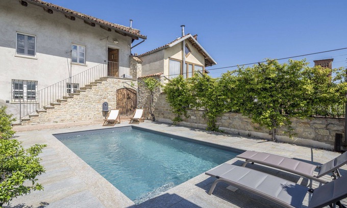 Monforte d'Alba Apartment | Cosy apartment for 4 people with WIFI, pool and terrace, close to Alba