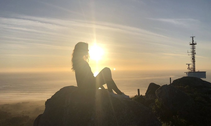 Puebla del Caraminal Apartment | Cosy apartment with colourfully decorated and brightly lit living room