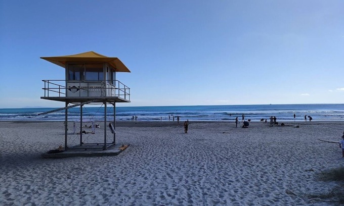 Mount Maunganui Cottage | Cosy Beach Bach, near stunning Omanu beach, shops & cinemas.