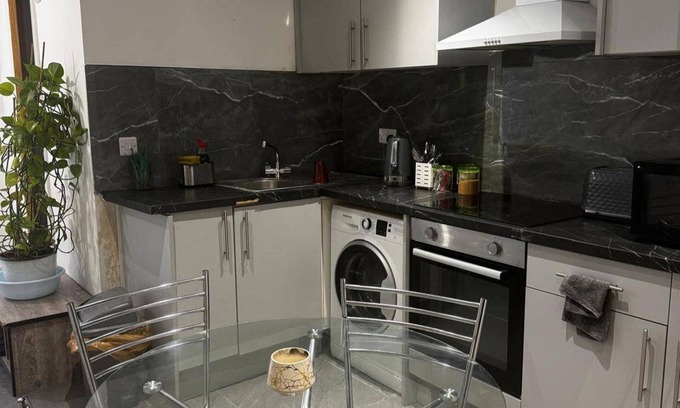 Welford House | Cosy Central Home - Sleeps 5, Free Parking & Patio