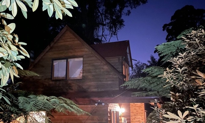 Sassafras Cottage | Cosy cottage in Sassafras w/ spa bath, fireplace, record player & forest views