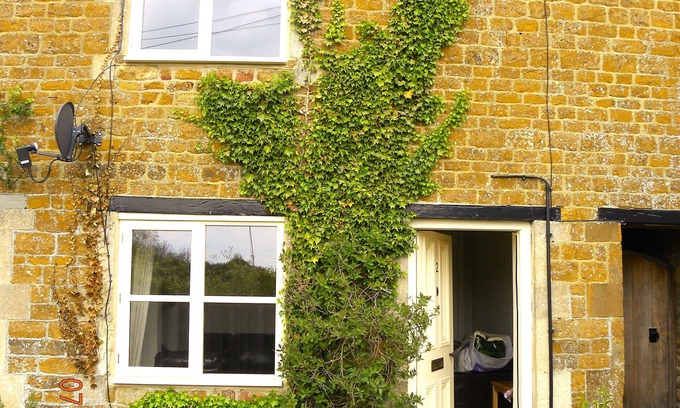 Hook Norton Cottage | Cosy cottage with great pubs and brewery within walking distance. Pet friendly