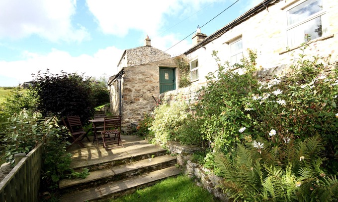 Langthwaite House | Cosy, Dog Friendly Cottage w/Free WiFi, Woodburner, a good size garden and a short walk to two pubs