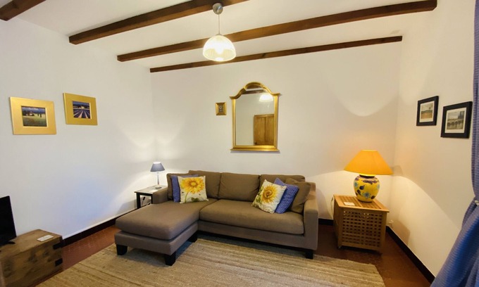 Ruffec Cottage | Cosy French cottage with luxury bath