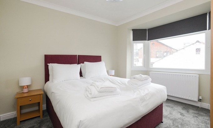 Beeston House | Cosy home available w/FREE Parking & WiFi, Beeston