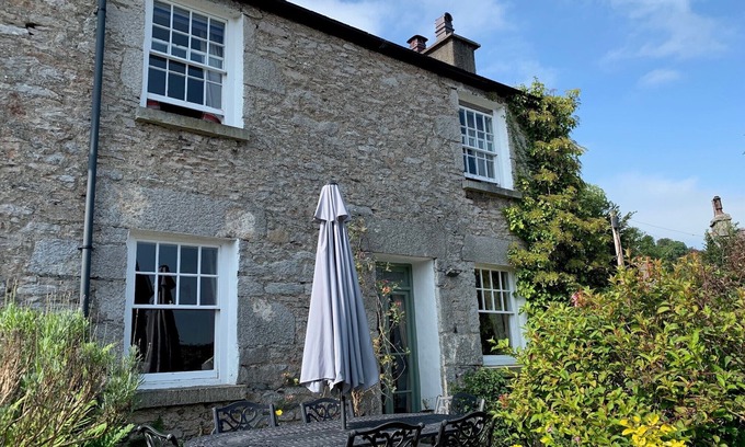 Lindale Cottage | Cosy Lakeland Cottage with jacuzzi bath, log fires and a 4 poster bed.