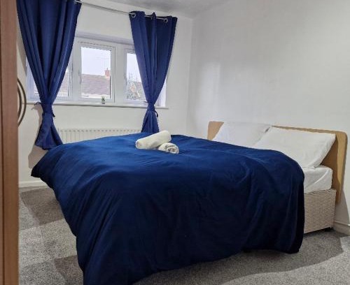 Basildon House | Cosy large double room