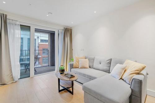 Sands End Apartment | Cosy Manhattan Studio with Balcony