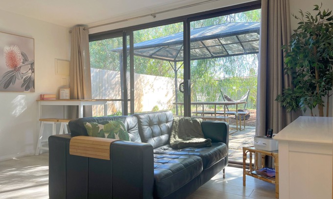 Safety Bay Apartment | Cosy PepperTree Studio in Rockingham with AC, WiFi