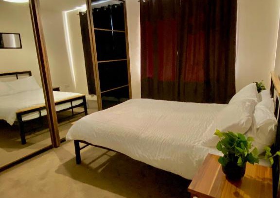 Thames Ditton House | Cosy Private Room with WiFi and all Streaming Platforms