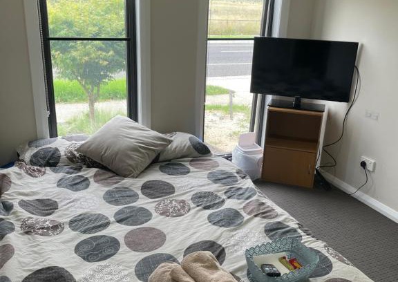 Truganina House | Cosy Room with Lock, TV & Private Toilet