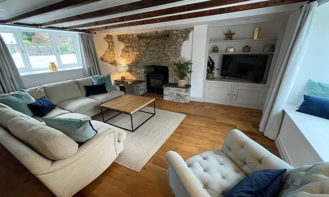 St. Florence Cottage | Cosy rural cottage, near incredible Pembrokeshire beaches