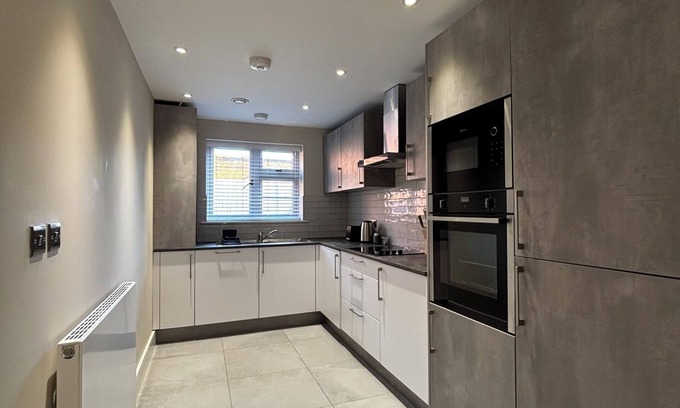 Shirley Apartment | Cosy Spacious Apartment - Free Secure Gated Parking