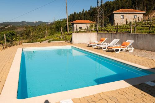 Aveiro Villa | Cosy villa in Aveiro with shared pool and views