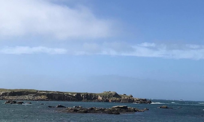 Saint-Mathieu House | Cosy waterfront house sleeps 4, beach at end of garden
