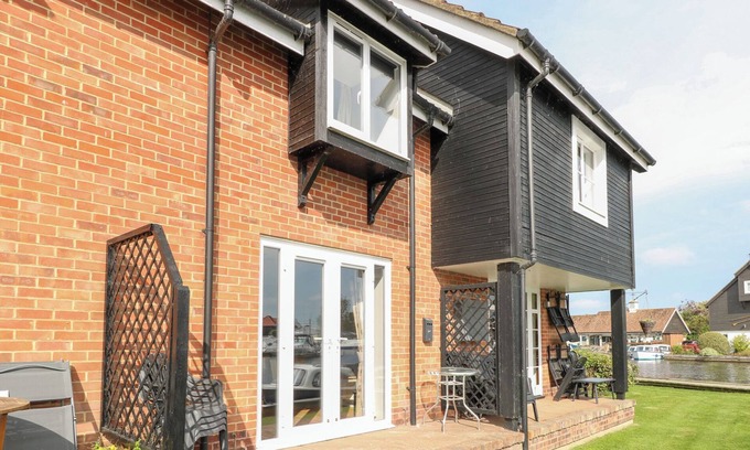 Hoveton House | COTMAN COTTAGE, pet friendly, with a garden in Hoveton & Wroxham