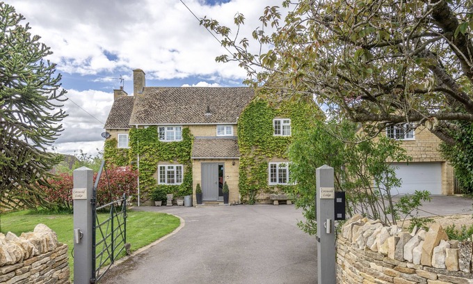 Stratton Bed & Breakfast | Cotswold Lodge