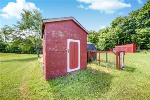 Elizabethtown-Kitley House | Cottage backing water