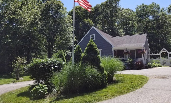 Waterford Cottage | Cottage · Classic CT Cottage w/ Trail by Harkness Park/Ocean