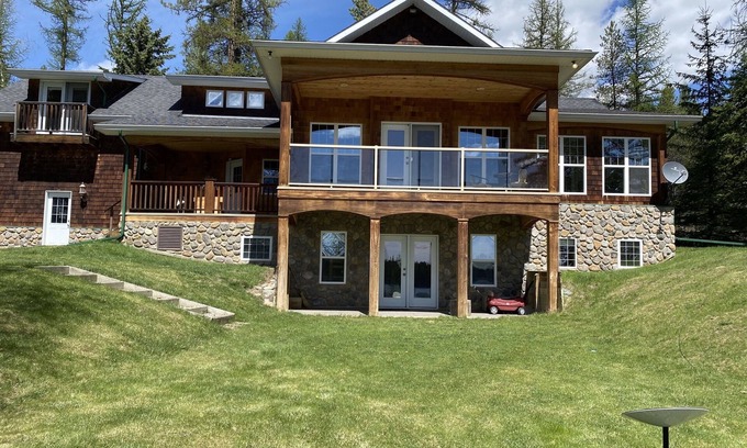 East Kootenay Cabin | Cottage on Beautiful Tie Lake with A/C and Hot Tub