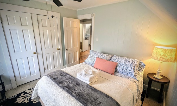 Lakewood Apartment | Cottage on Cove - Private Apartment near Lake Erie & Downtown