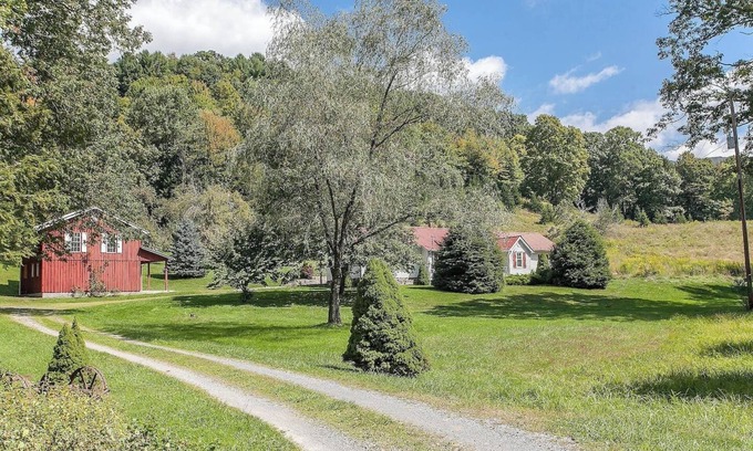 Damascus House | Cottage on Creeper Trail with Wide Open Acreage