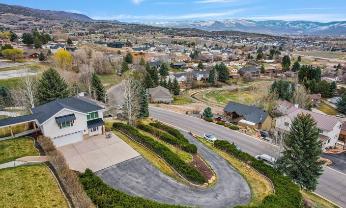 Heber House | Cottage on the hill, sleeps 6, views, gym, office