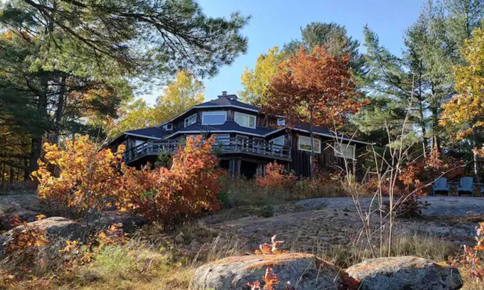 Algonquin Highlands Cottage | Cottage with commanding views of the lake on a large piece of Canadian Shield