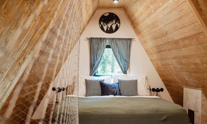 Dolni Mesto Cottage | Cottage with fireplace and patio and with campfire area