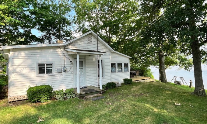 Fulton House | Cottages on Sand Lake - The Lazy Lakehouse