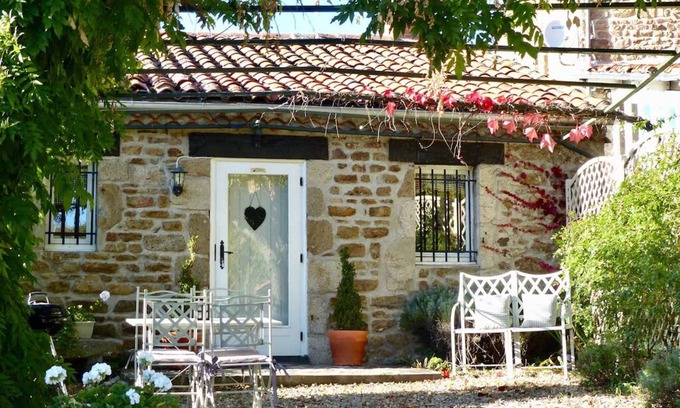 Vernet-la-Varenne Cottage | Country cottage near a lake