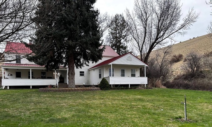 Dayton House | Country home with beautiful views - Dogs OK!