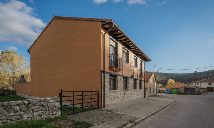 Hontoria del Pinar House | Country House 'Entrada Rio Lobos I' with Mountain Views, Private Terrace and Wi-Fi