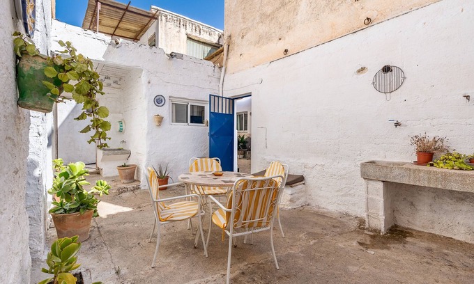 Padul House | Country House 'Casa Solariega Con Encanto' with Mountain View, Private Terrace and Wi-Fi