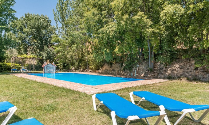 La Zubia House | Country House 'El Almendro' with Mountain Views, Shared Pool and Wi-Fi