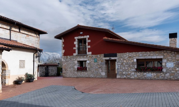 Asparrena House | Country House 'Legaire Etxea' with Mountain View, Private Garden and Wi-Fi