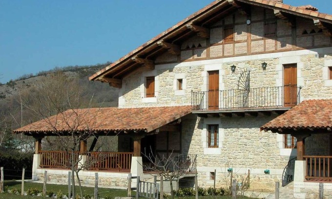Eguaras House | Country House 'Sagastietxea' with Mountain View, Private Terrace and Private Garden