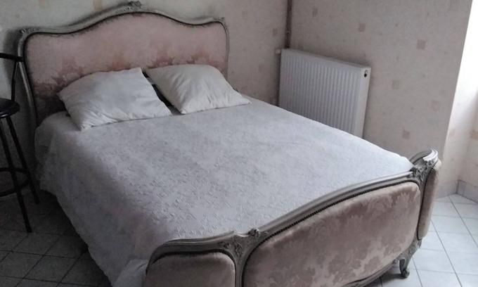 Le Chatelet House | Country house with nearby shops, swimming pool and beautiful garden