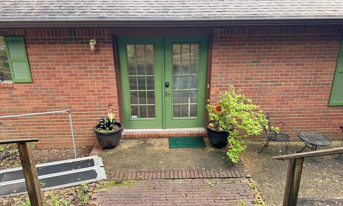 Auburn House | Country Setting Just 4 Miles From Jordan-Hare
